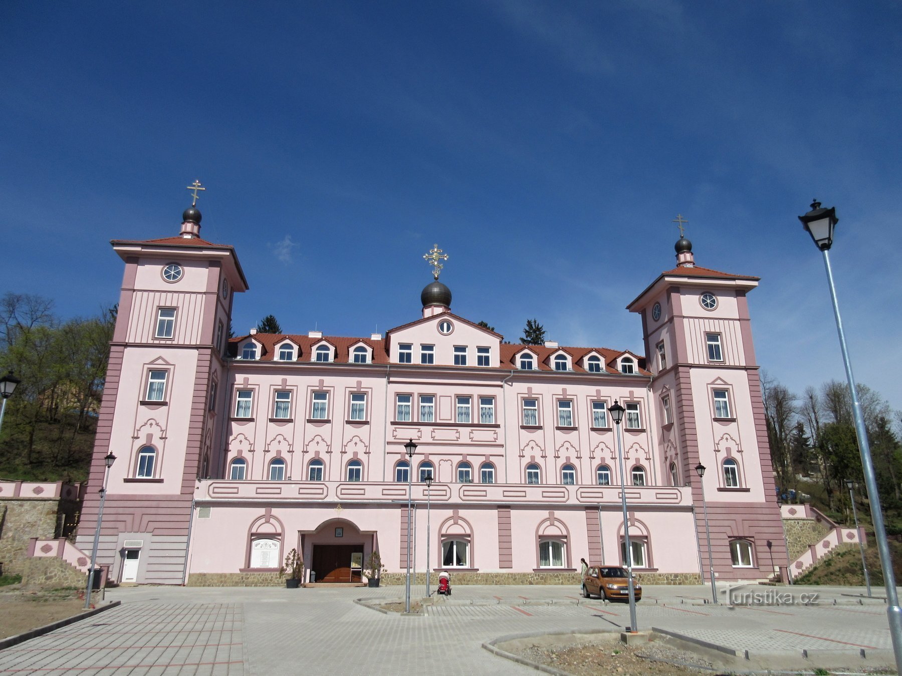 Loděnice - kylä ja entinen linna, nykyinen Pyhän Nikolauksen luostari. Václav ja Ludmila