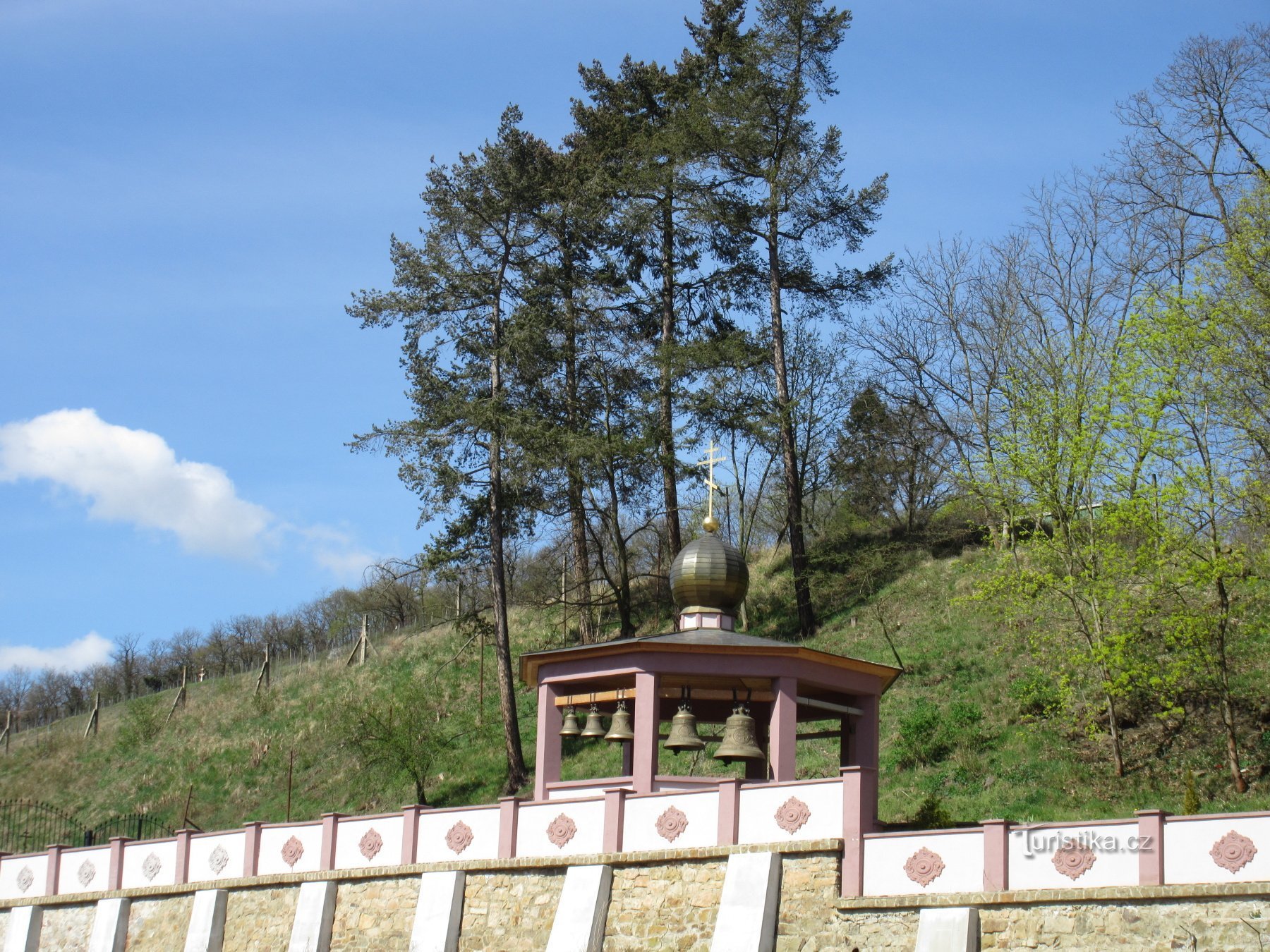 Loděnice - village et ancien château, aujourd'hui monastère de St. Vaclav et Ludmila