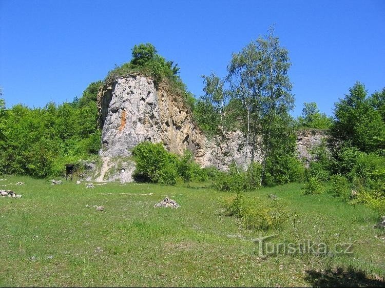 Lom Kobyla: To, že zde kdysi bával lom, připomínají už jen obnažené skály.