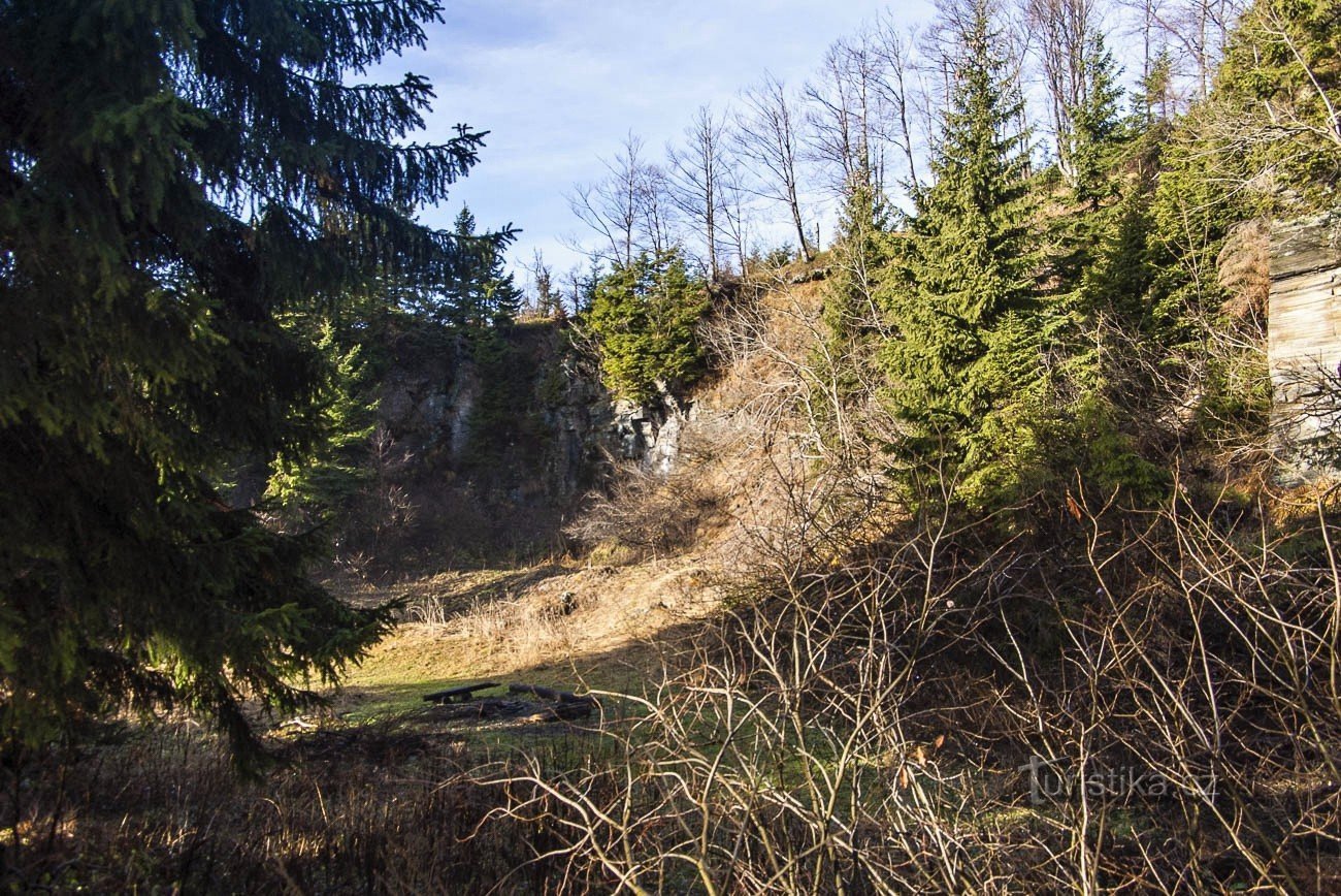 Kamnolom na sedlu brez kapelice