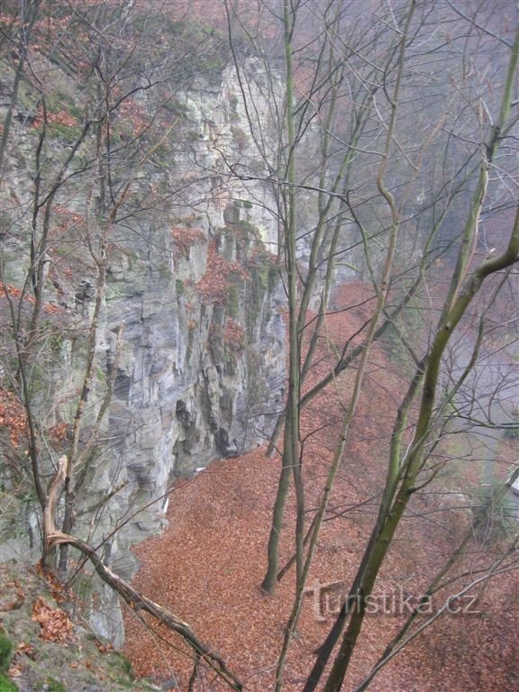 Steinbruch Trhůvka - Märchen, Steinbruchwand