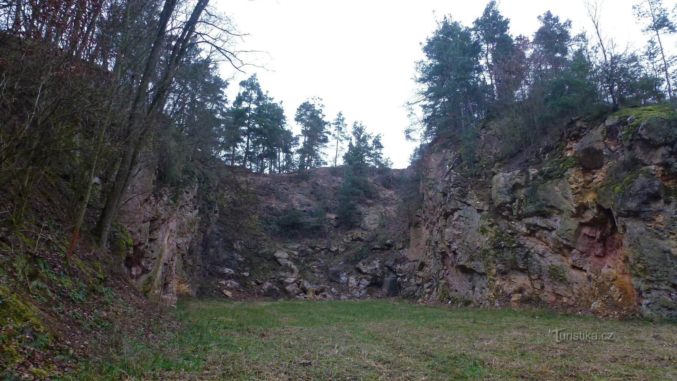 QUARRY Ở HAI MÙA