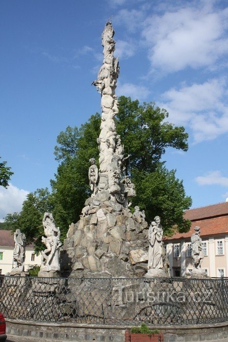 Lomnice - Colonne mariale, vue générale