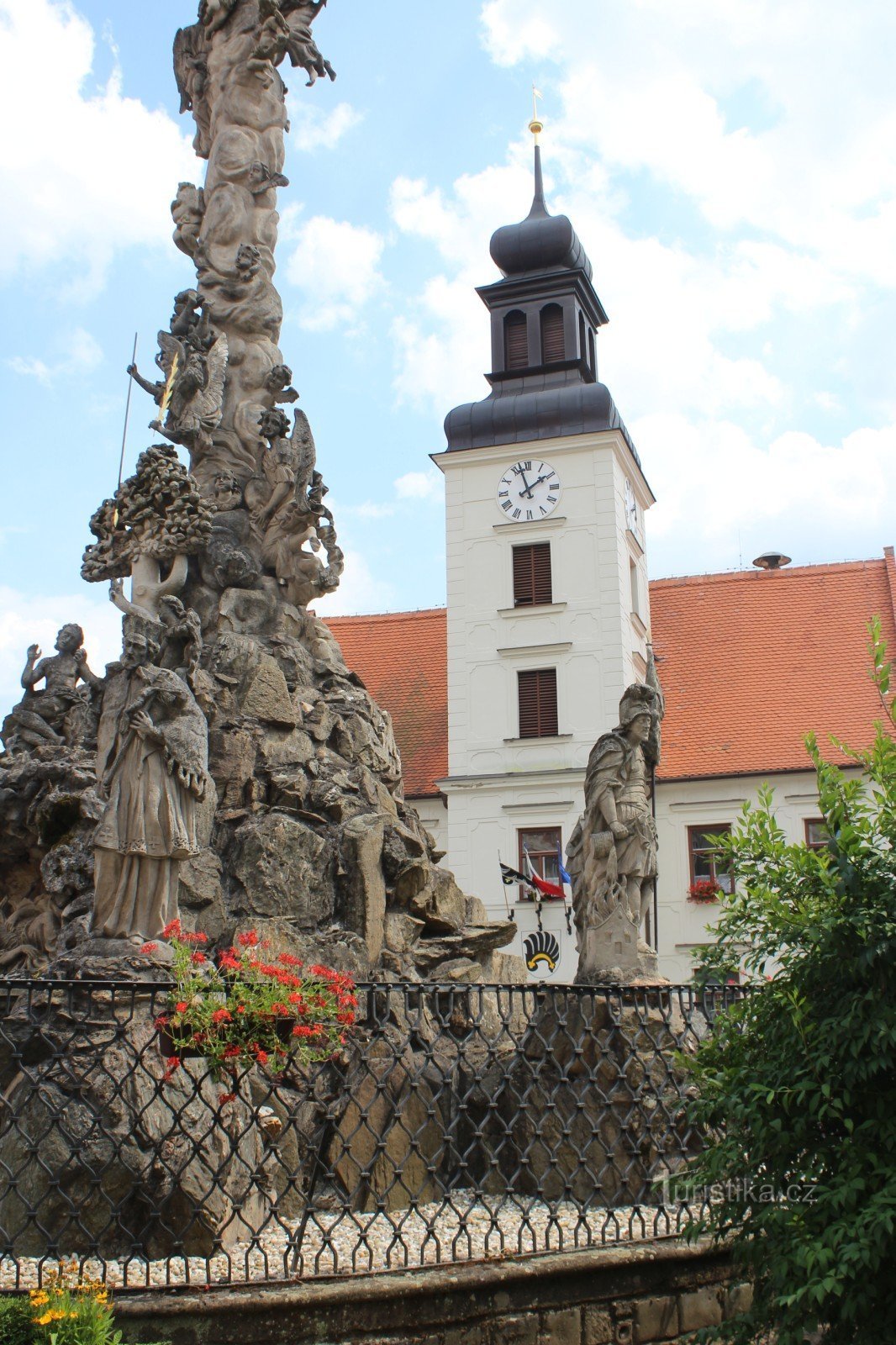 Lomnice - Mariensäule, im Hintergrund das Rathaus