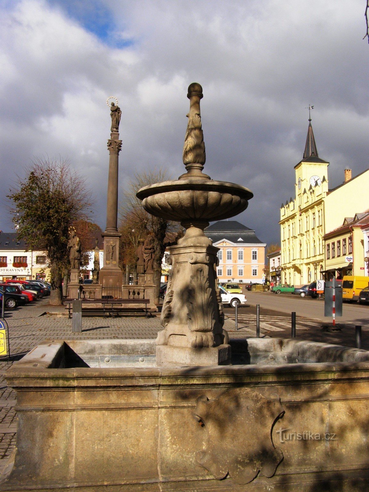 Lomnice nad Popelkou - fontes na praça Hus