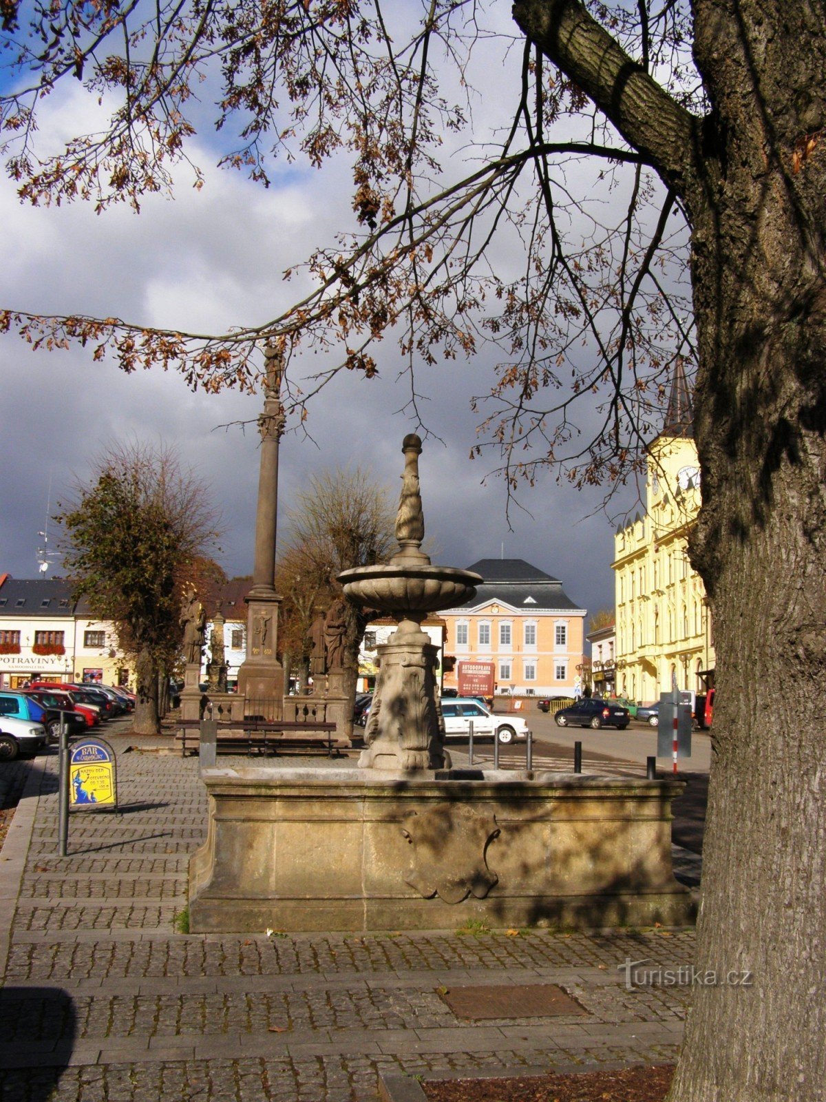 Lomnice nad Popelkou - fonteinen op het Hus-plein