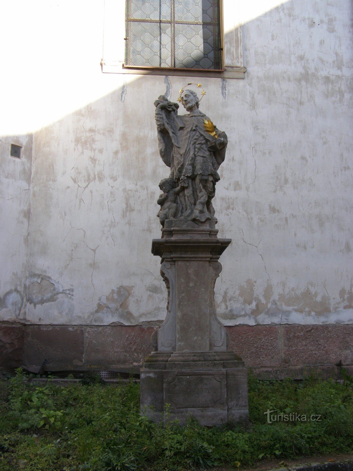 Lomnice nad Popelkou - kerk van St. Nicolaas van Bari, standbeeld van St. Jan Nepomuck