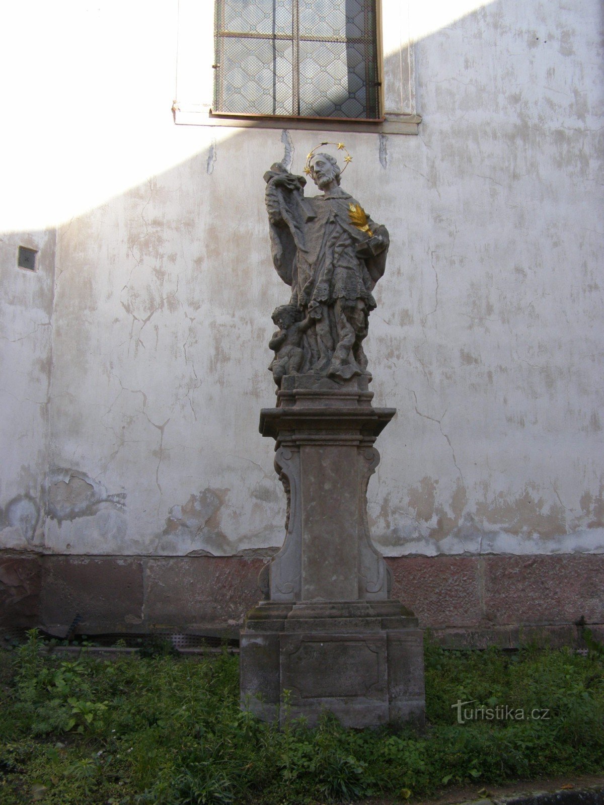 Lomnice nad Popelkou - iglesia de St. Nicolás de Bari, estatua de St. Jan Nepomucký