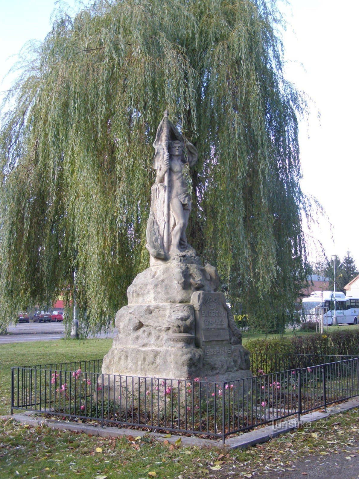 Lomnice nad Popelkou - monumento alle vittime delle guerre