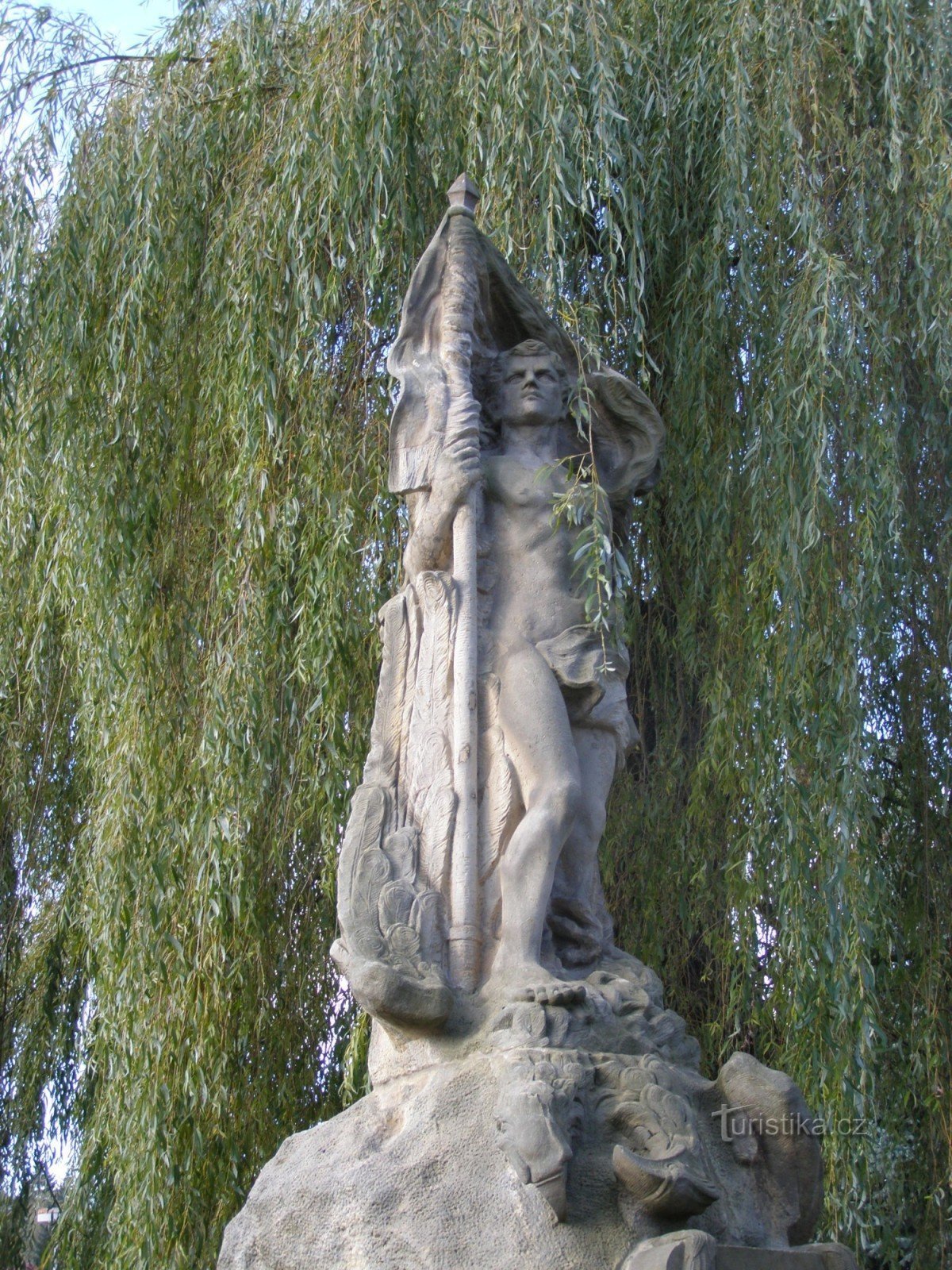 Lomnice nad Popelkou - monumento a las víctimas de las guerras