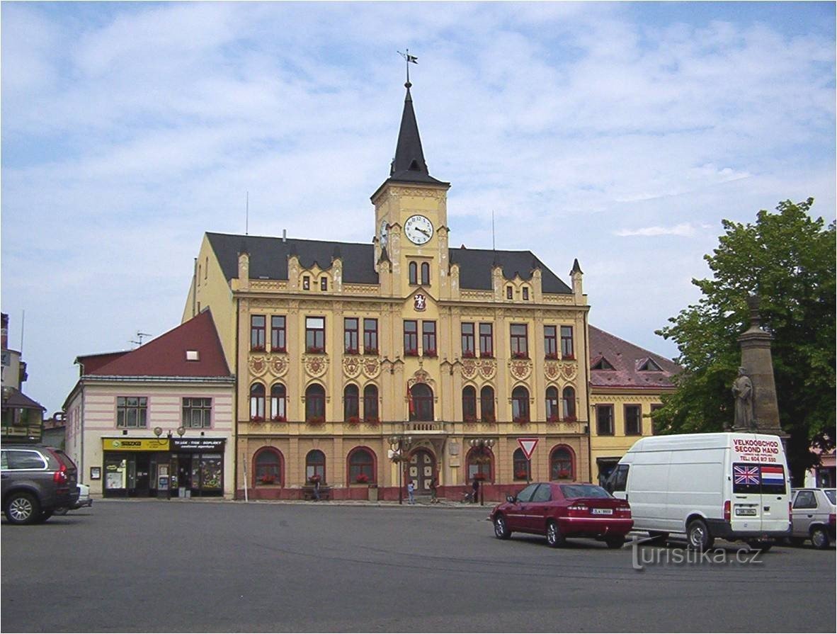 Lomnice nad Popelkou - ayuntamiento en Husov náměstí - Fotografía: Ulrych Mir.