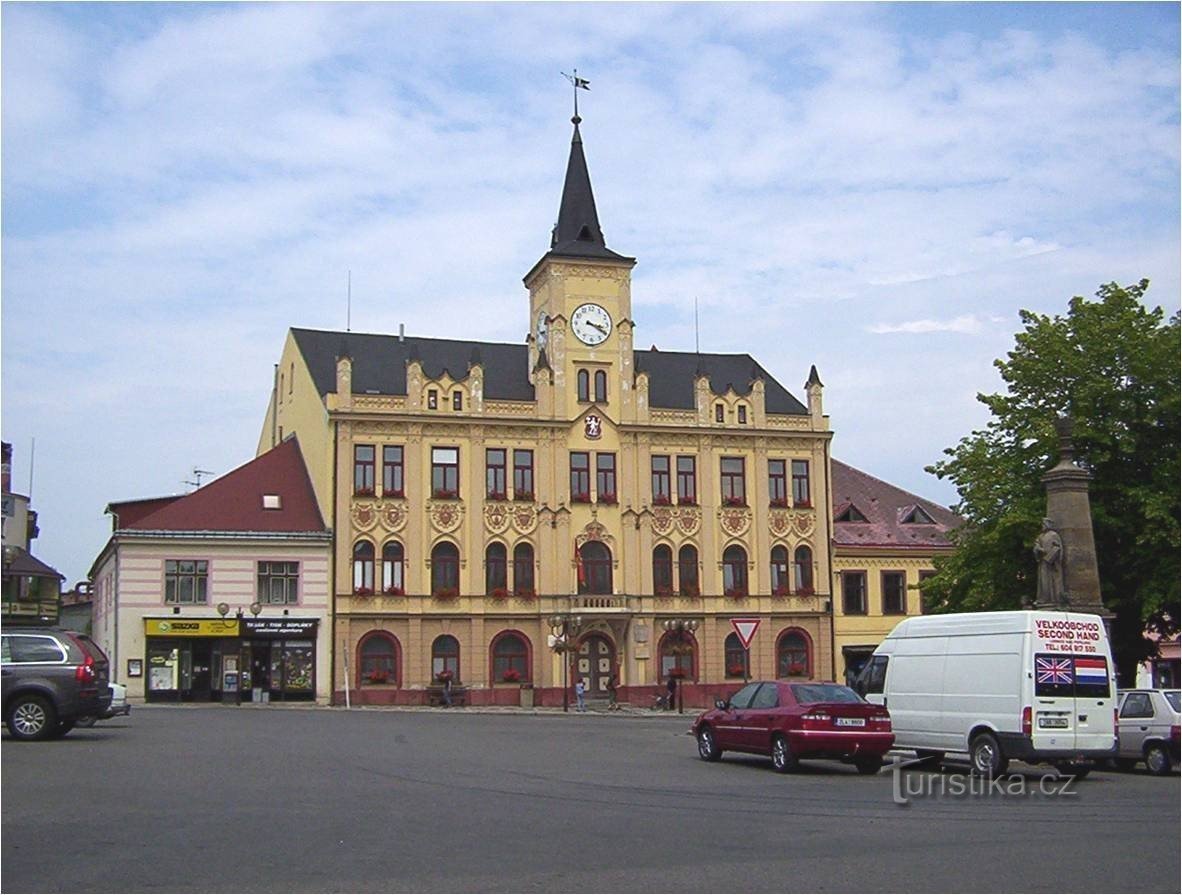 Lomnice nad Popelkou - prefeitura em Husov náměstí - Foto: Ulrych Mir.