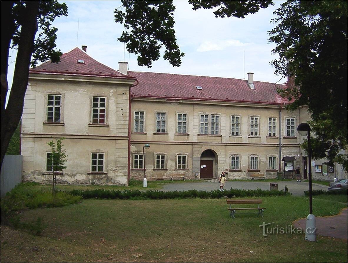 Lomnice nad Popelkou-västra fasaden av slottet från parken-Foto: Ulrych Mir.