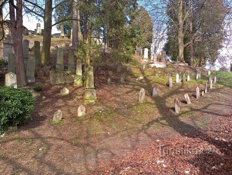 Lomnice - Εβραϊκό νεκροταφείο