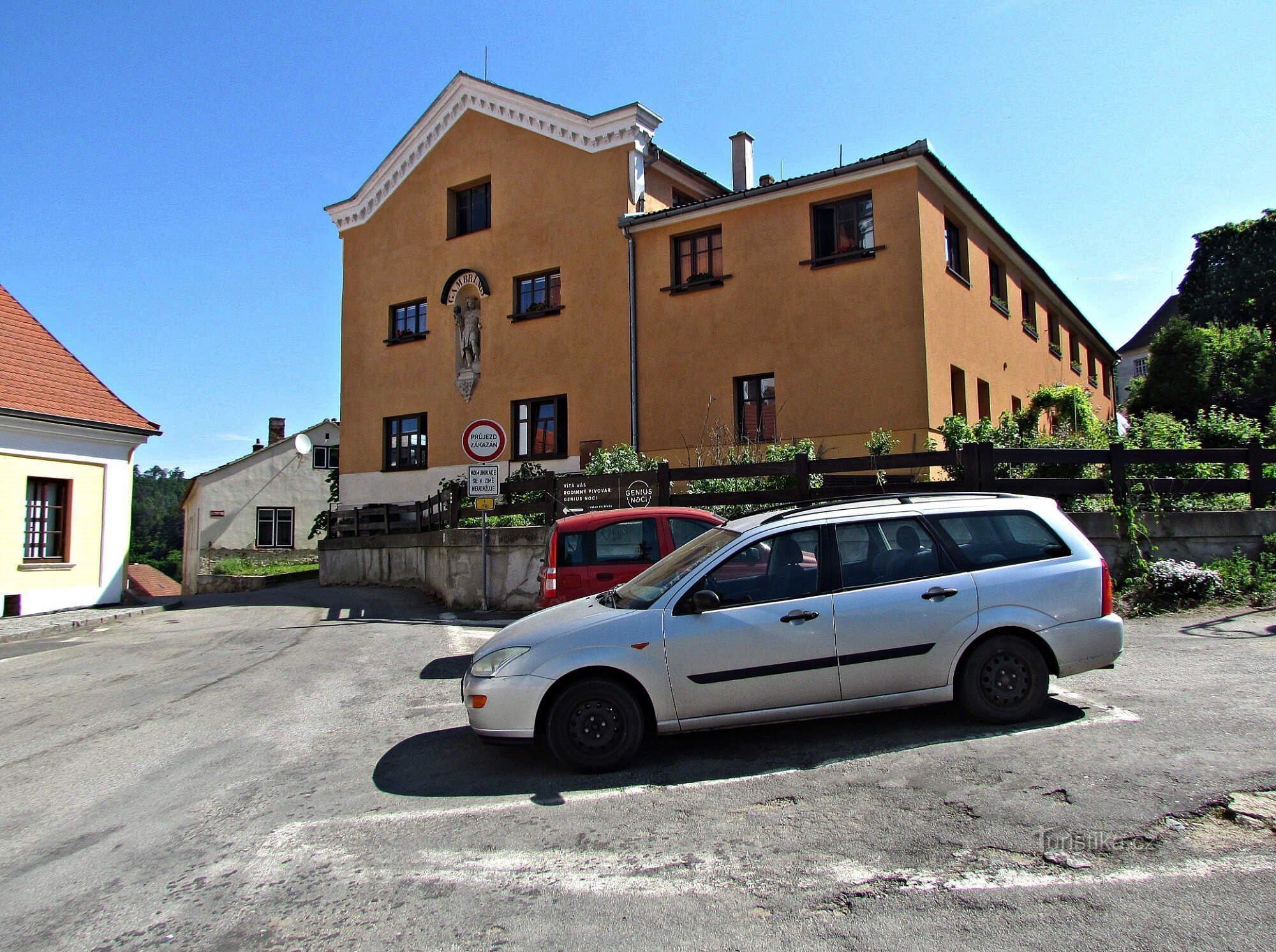 Genius Noci bryggeri i Lomnica och statyn av Gambrinus