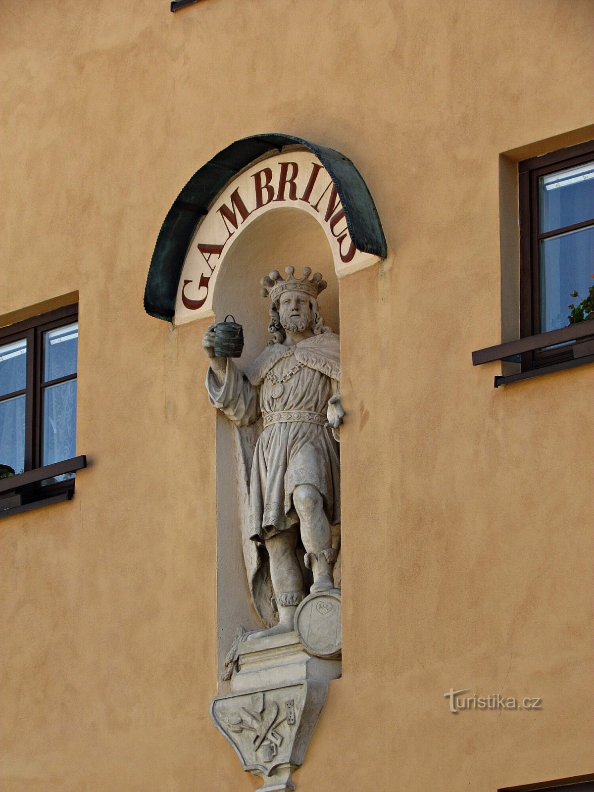 Genius Noci bryggeri i Lomnica og statuen af ​​Gambrinus