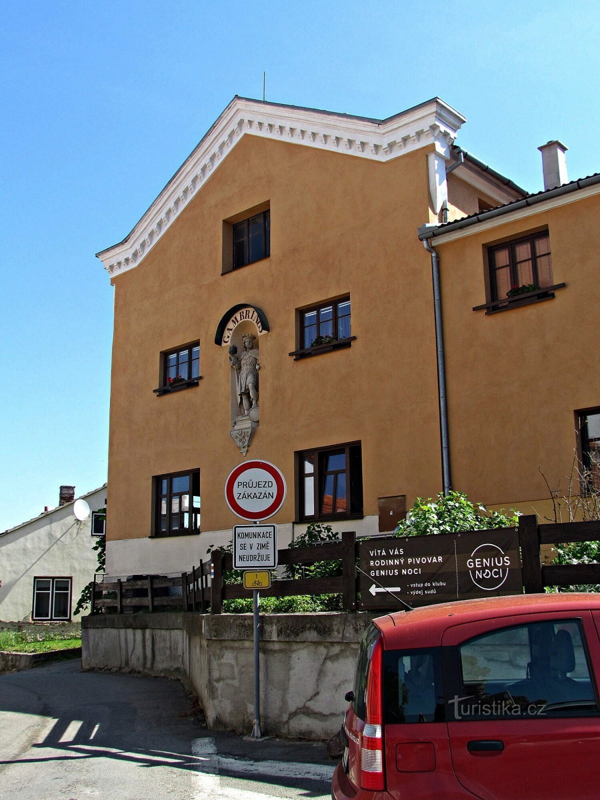 Genius Noci bryggeri i Lomnica og statuen af ​​Gambrinus