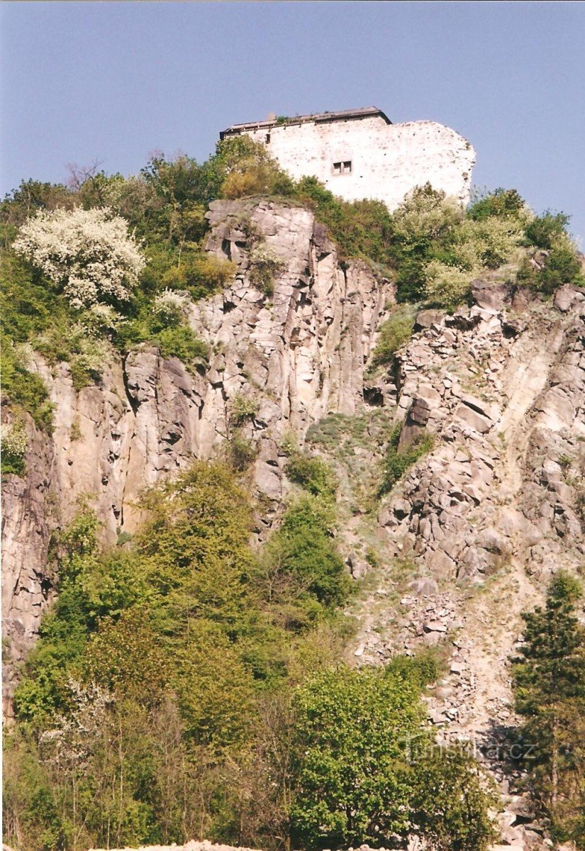 Ściana kamieniołomu z blokami skalnymi