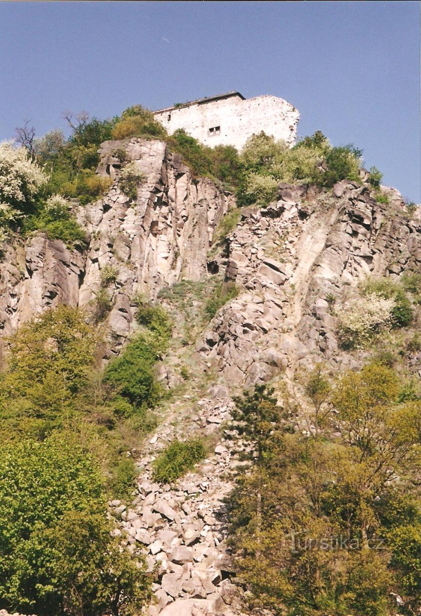 Ściana kamieniołomu z blokami skalnymi