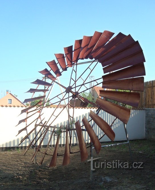 Skovelhjul från masten - original, förvarat på gården till Museet och Informationscentret