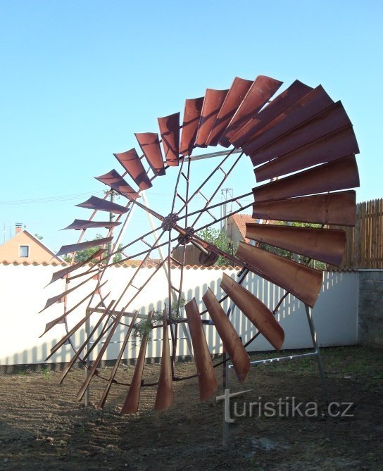 Ruota a pale dall'albero - originale, conservata nel cortile del Museo e Centro Informazioni