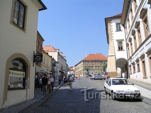 Loretánská uit Hradčanské náměstí