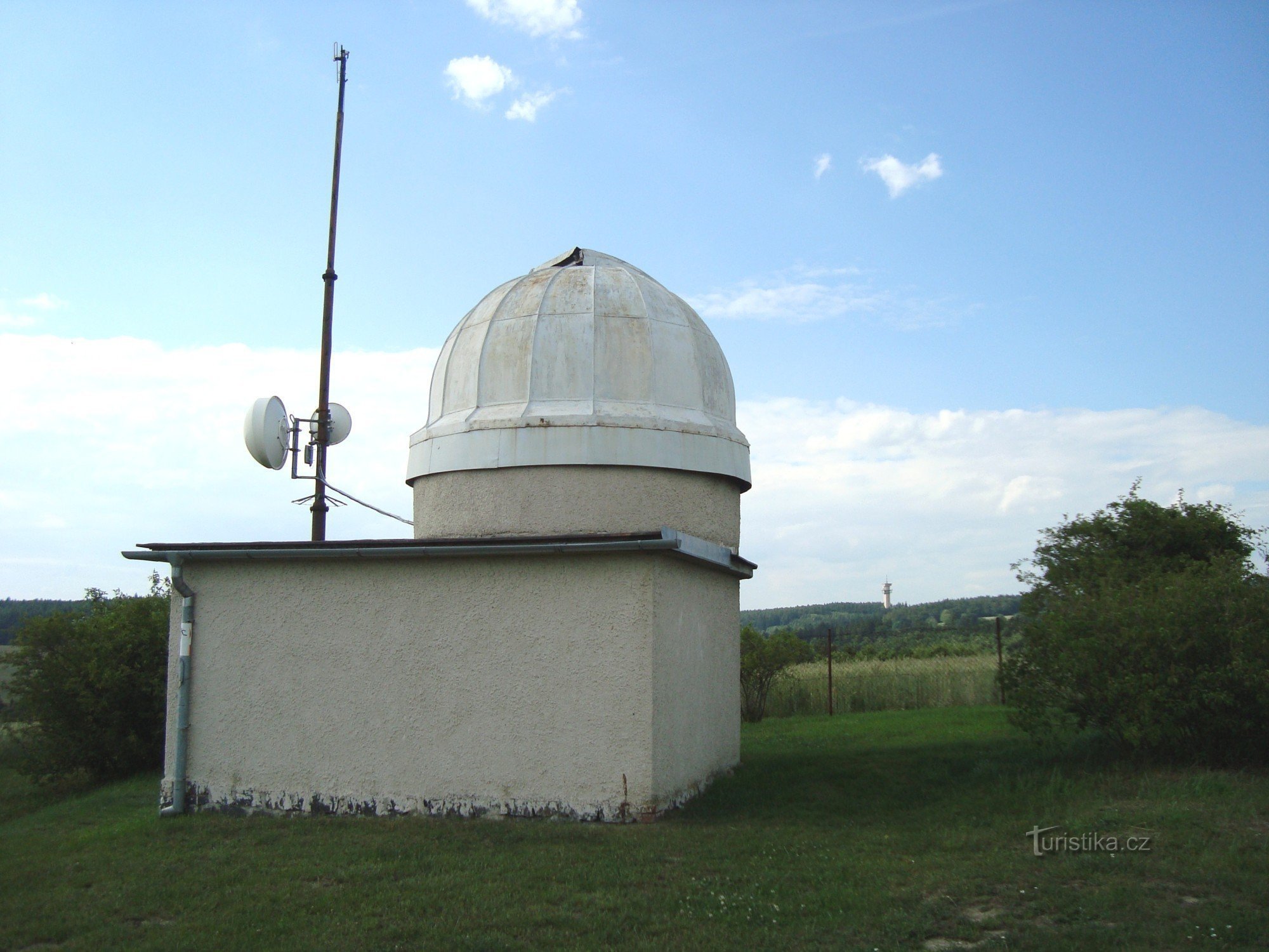 Lošov - observatorij Josefa Sienela iz leta 1955 in telekomunikacijski stolp nad Radíkovom - Foto: Ulrych Mir.