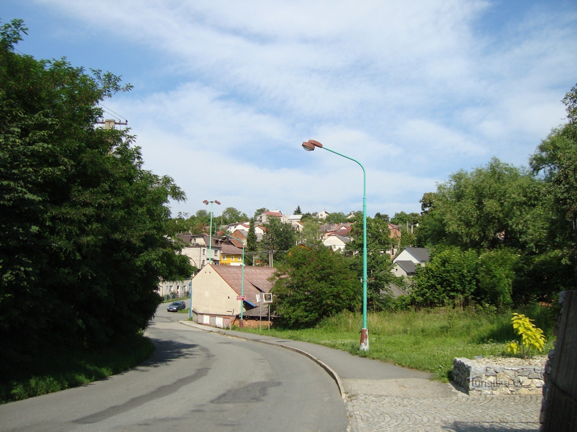 Ulica Lošov-Svolinského, odcinek pod tamą w dolinie potoku Lošovského-fot.: Ulrych Mir.