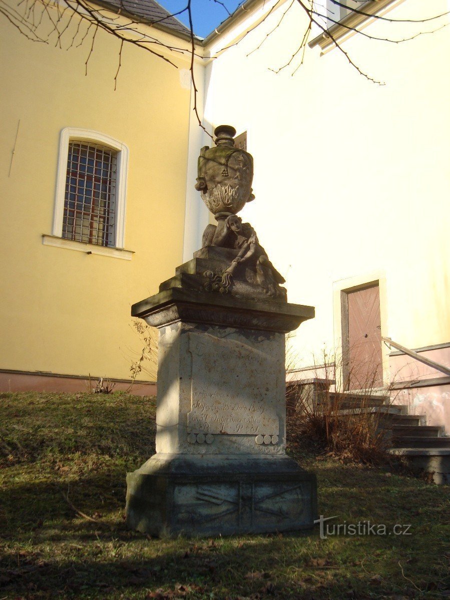 1829年のロザリー・ドヴォルザコヴァのロシュティツェ帝国の墓石-写真：ウルリッヒ・ミール。