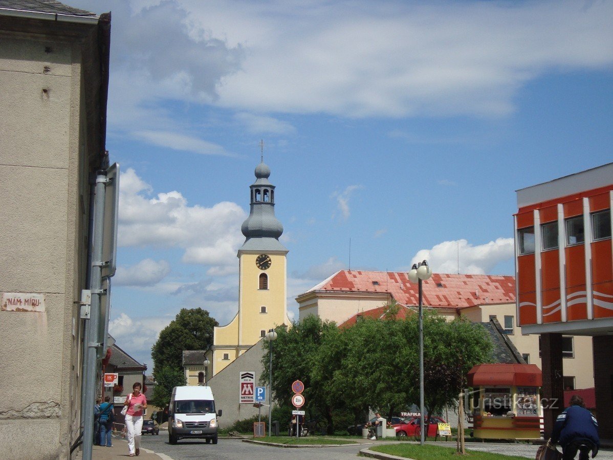 Loštice - 来自 Náměstí Míru 的圣普罗科普教堂 - 照片：Ulrych Mir。