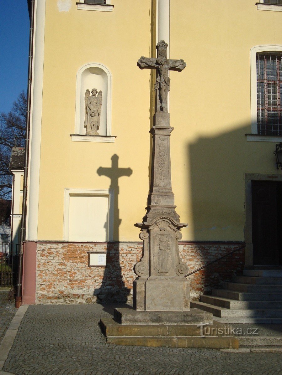 Loštice-Malé náměstí-croix en pierre de 1801 devant l'église Saint-Procope-Photo: Ulrych Mir.