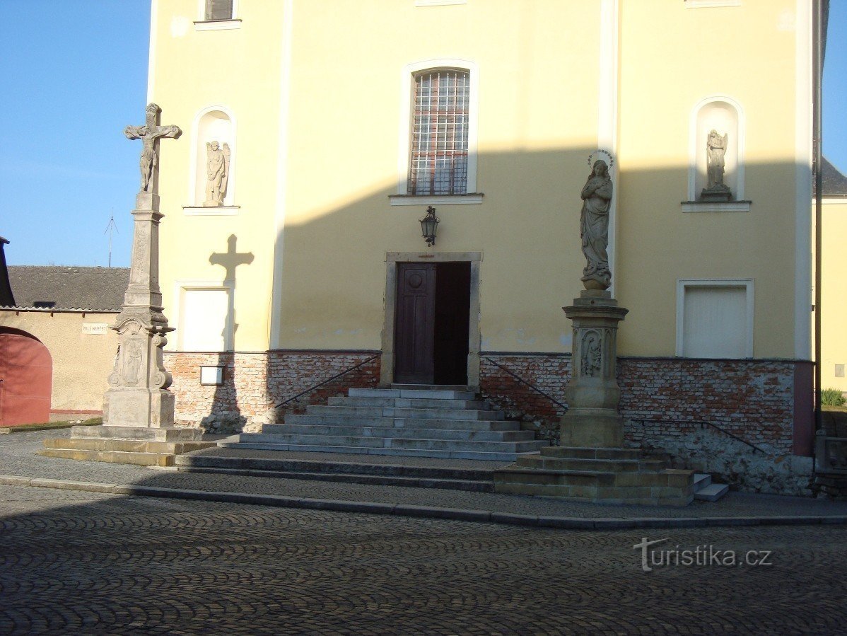 Loštice-Malé náměstí-kamienny krzyż z 1801 roku przed kościołem św. Prokopa-Foto: Ulrych Mir.