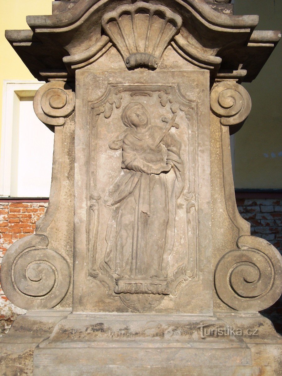Loštice-Malé náměstí-croix en pierre de 1801 devant l'église Saint-Procope-Photo: Ulrych Mir.