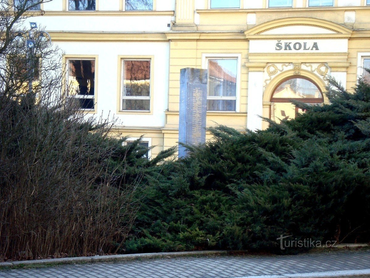 Loštice-Malé náměstí-monument voor de slachtoffers van beide wereldoorlogen-Foto: Ulrych Mir.