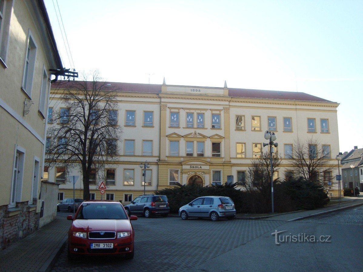 Loštice-Malé náměstí-Denkmal für die Opfer beider Weltkriege vor der Grundschule aus dem Jahr 1895-Foto:Ul