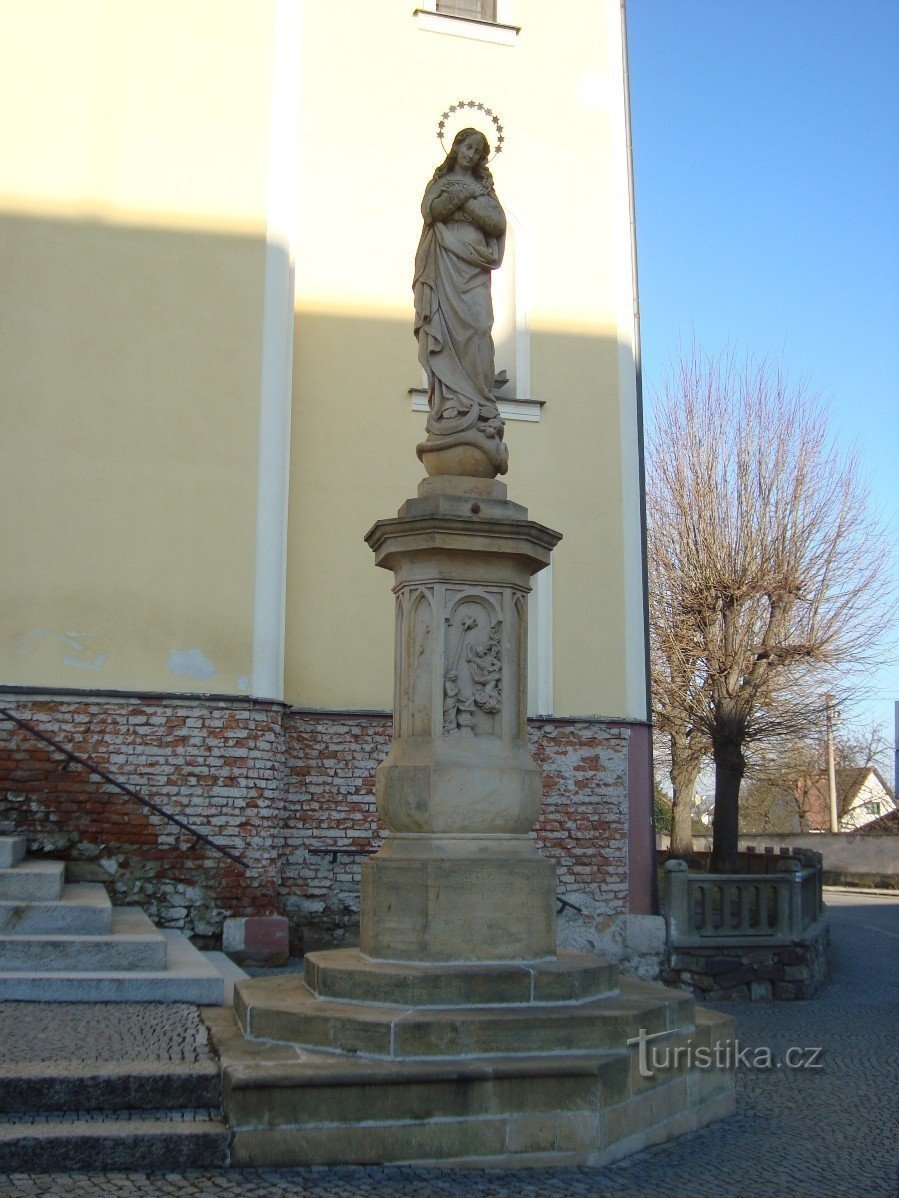 Loštice-Malé náměstí-statuia P. Maria Neprihănită în fața bisericii Sf. Prokop-Foto: Ulrych Mir.