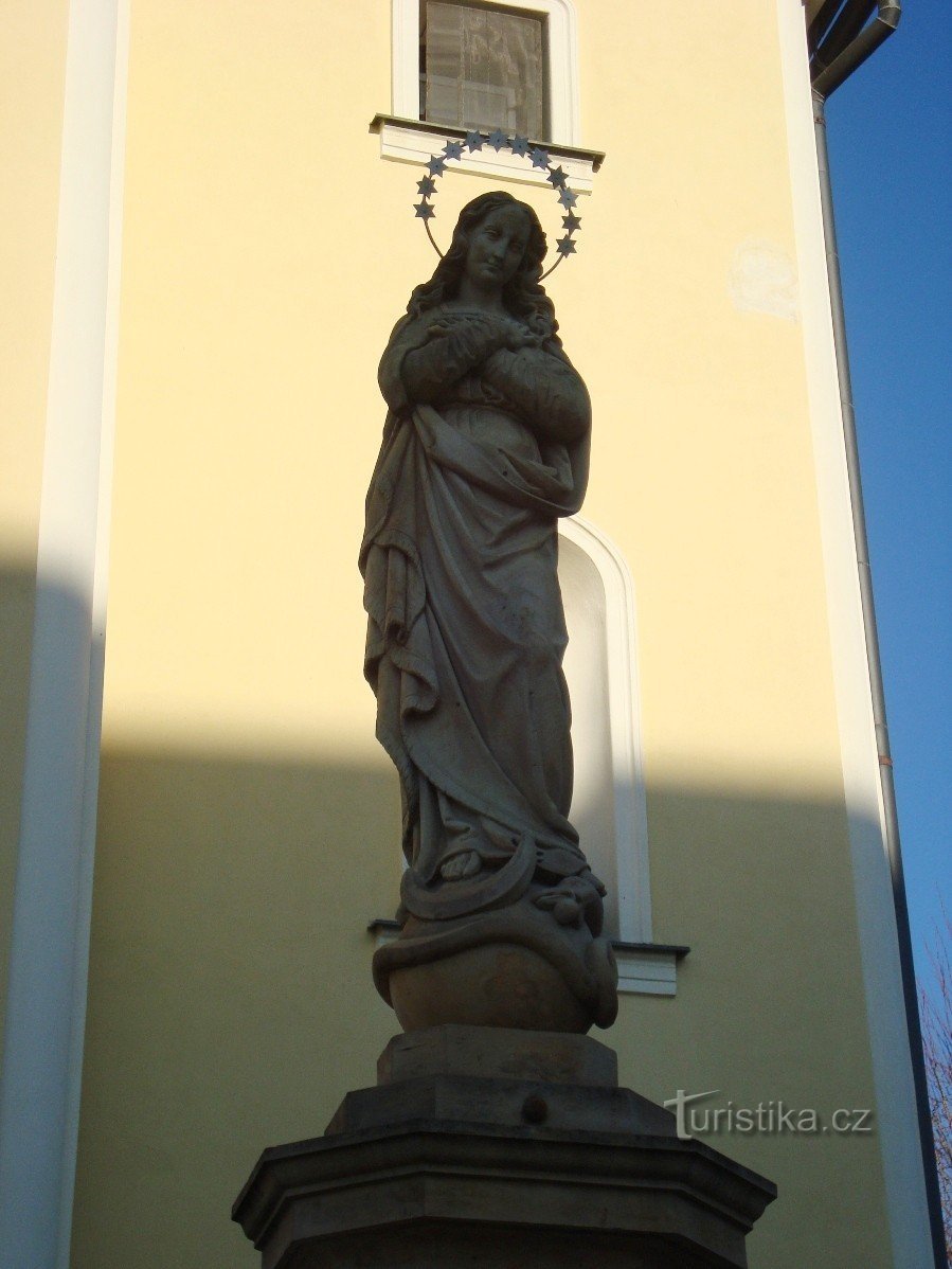 Loštice-Malé náměstí-statue de P. Marie Immaculée devant l'église St.Prokop-Photo: Ulrych Mir.