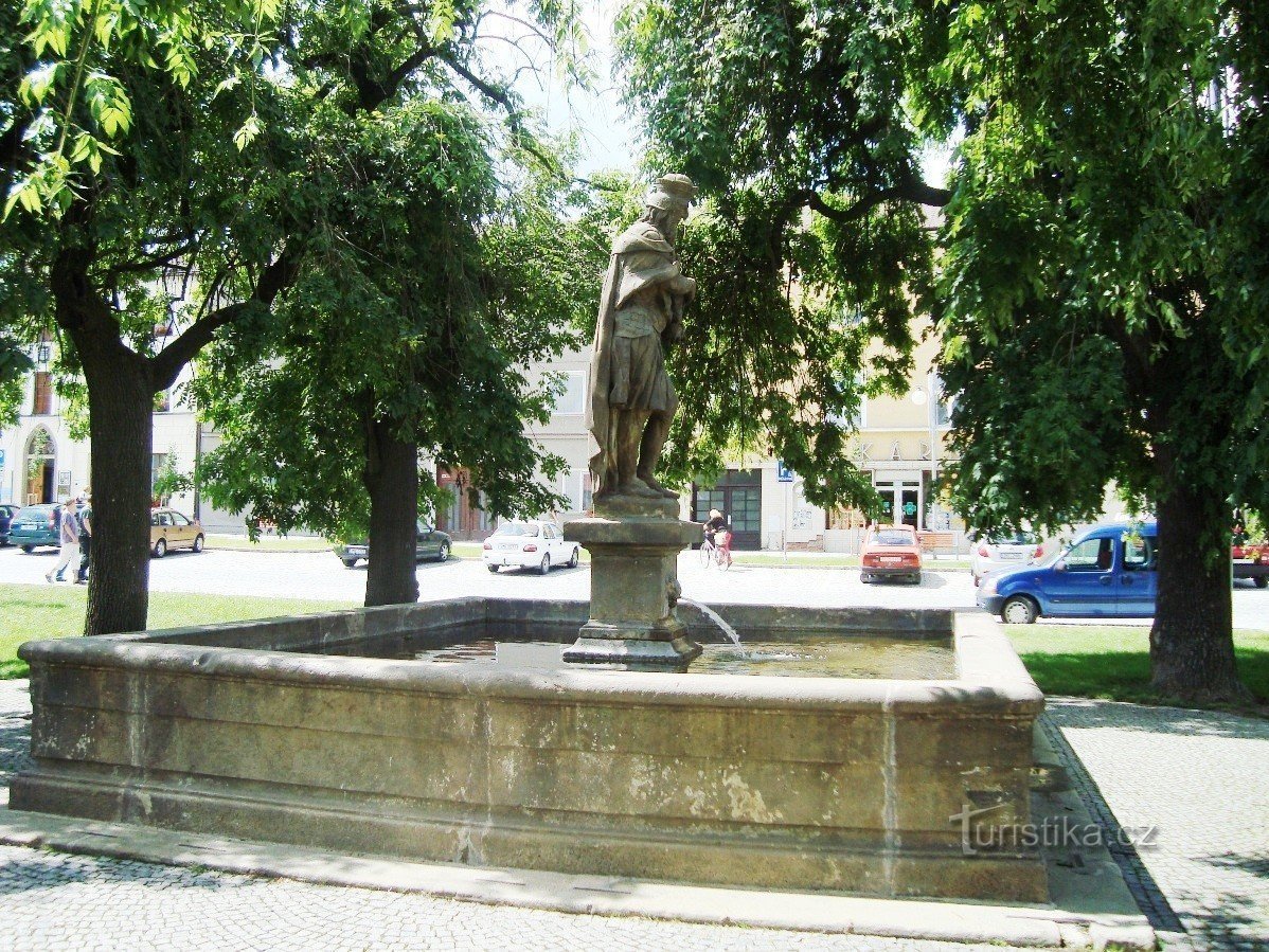 Loštice-náměstí Míru s kašnou se sochou knížete Svatopluka-Foto:Ulrych Mir.
