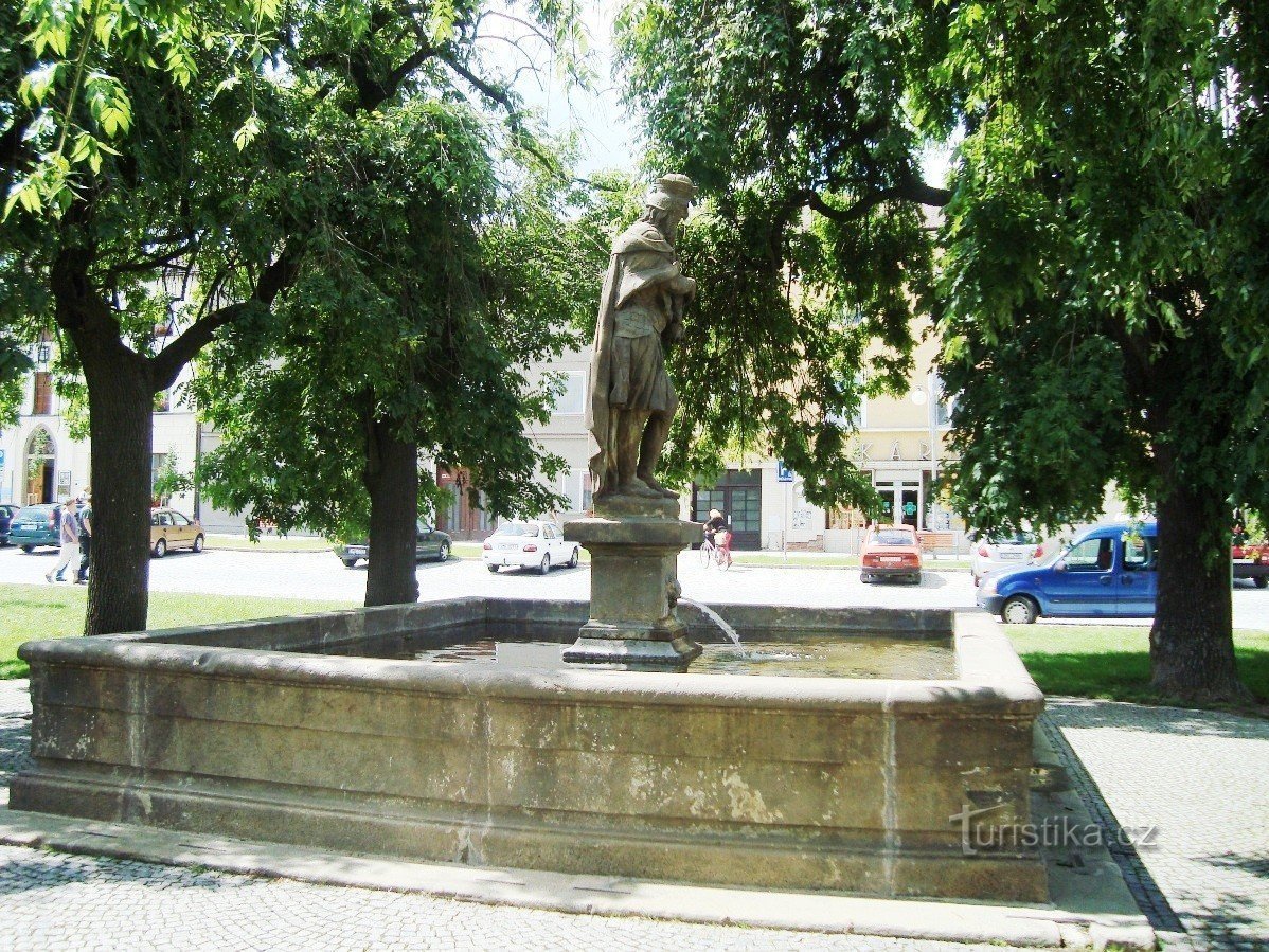 Loštice - Béke tér szökőkúttal Szvatopluk herceg szobrával - Fotó: Ulrych Mir.