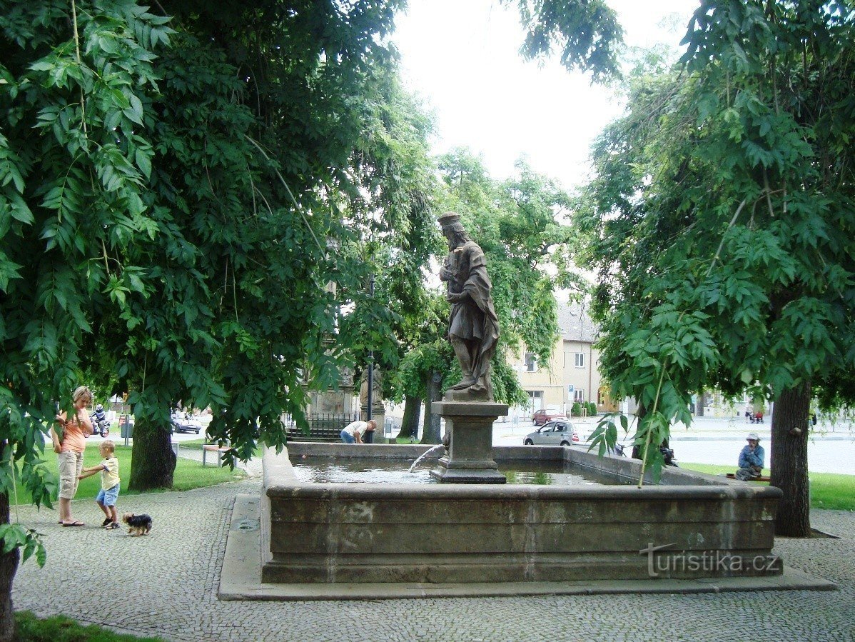 Loštice - Peace Square with a fountain with a statue of Prince Svatopluk - Photo: Ulrych Mir.