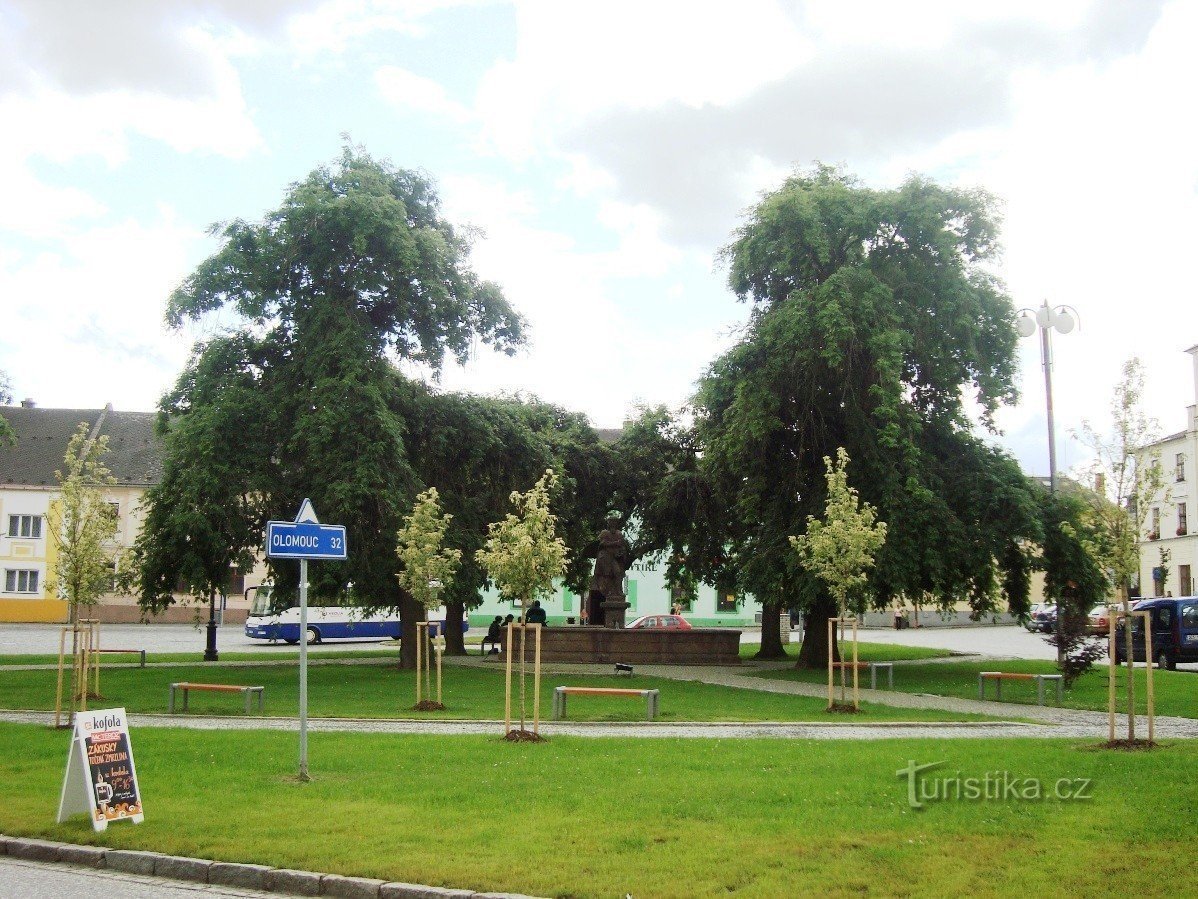 Loštice - Praça da Paz com fonte e estátua do Príncipe Svatopluk - Foto: Ulrych Mir.