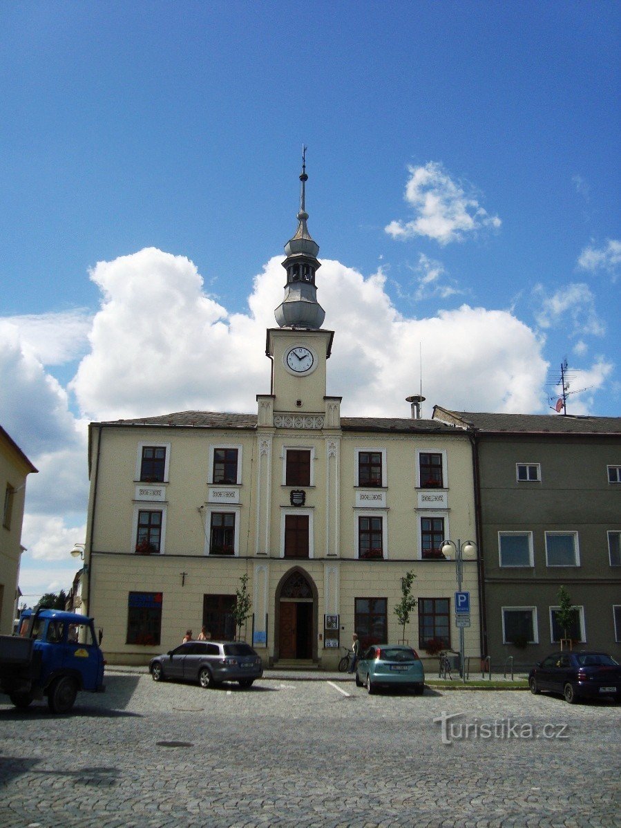 Loštice - Míru-plein met het stadhuis - Foto: Ulrych Mir.