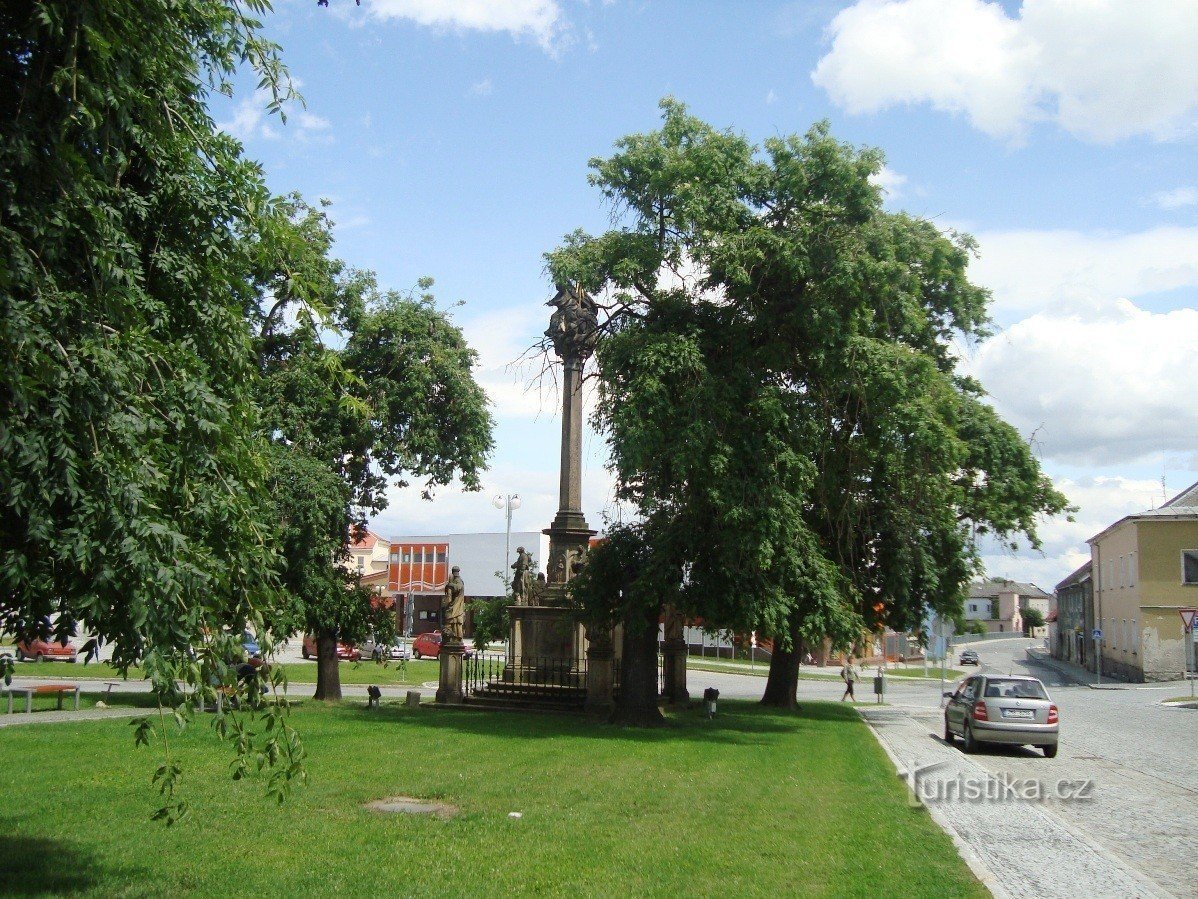 Loštice - Praça da Paz com coluna e estátua da Santíssima Trindade - Foto: Ulrych Mir.