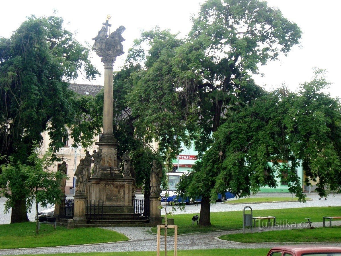 Loštice - Place de la Paix avec une colonne et une statue de la Sainte Trinité - Photo : Ulrych Mir.