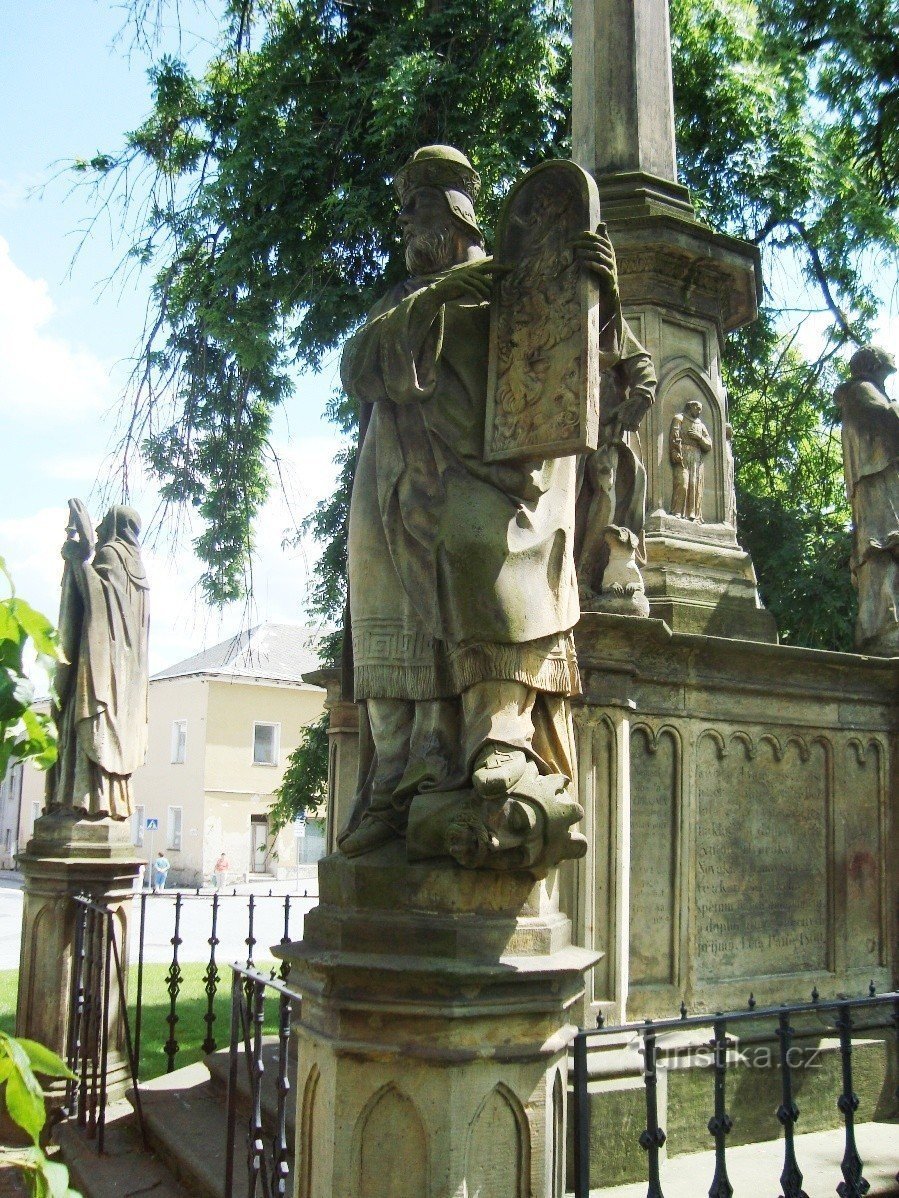 Loštice - uma coluna com uma escultura da Santíssima Trindade em Náměstí Miru - Foto: Ulrych Mir.