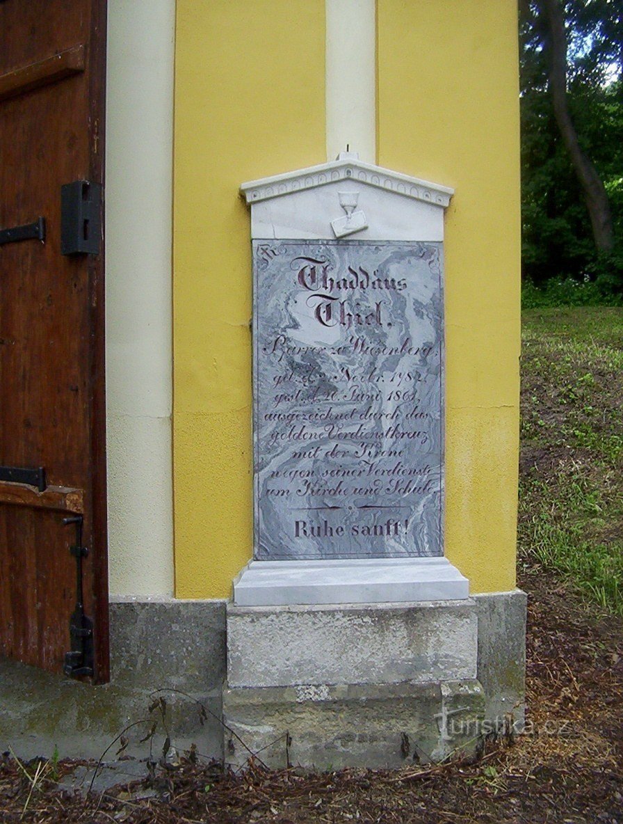 Loučná nad Desnou - capela cimitirului cu pietre funerare - Foto: Ulrych Mir.