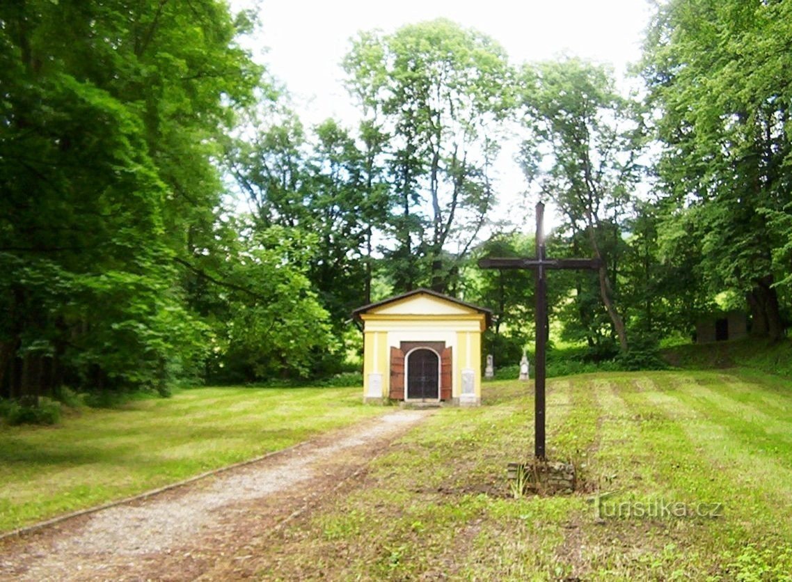 Loučná nad Desnou - kerkhofkapel met grafstenen - Foto: Ulrych Mir.