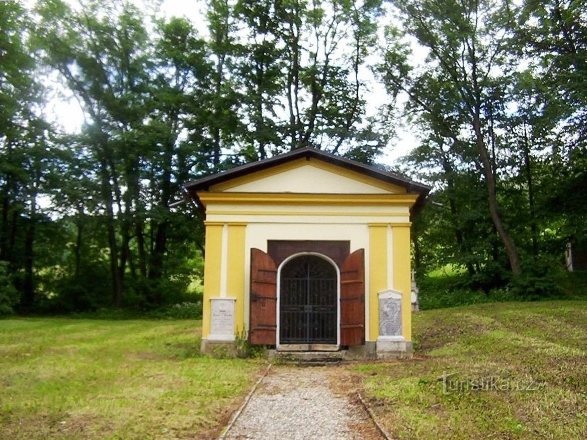 Loučná nad Desnou - kerkhofkapel met grafstenen - Foto: Ulrych Mir.