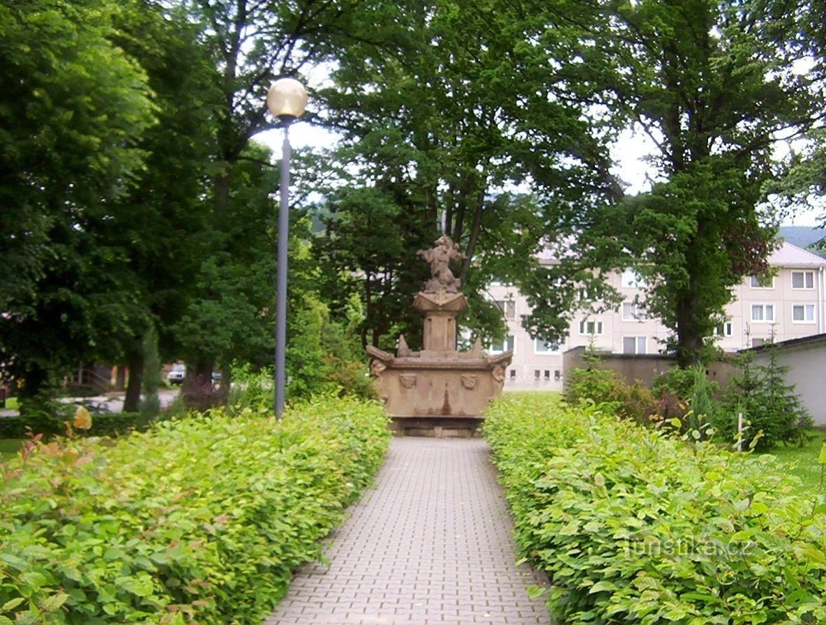 Fontaine Loučná nad Desnou dans le parc à OÚ-Photo: Ulrych Mir.