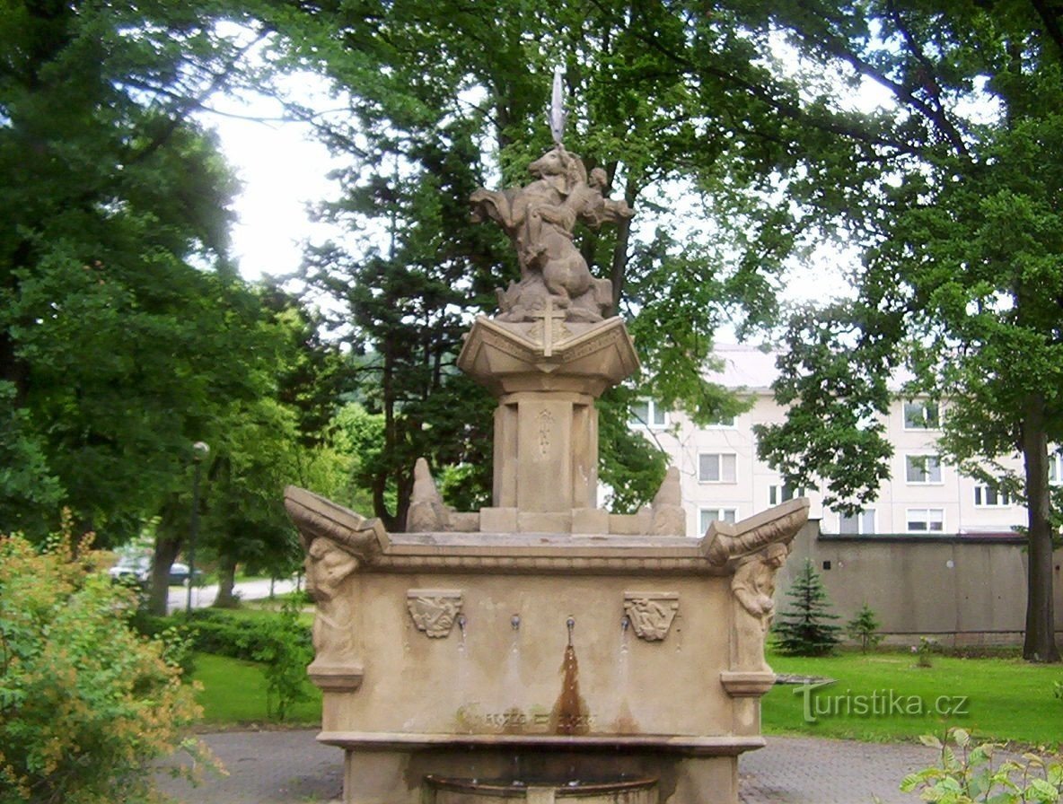 Loučná nad Desnou-fontänen i parken vid OÚ-Foto: Ulrych Mir.